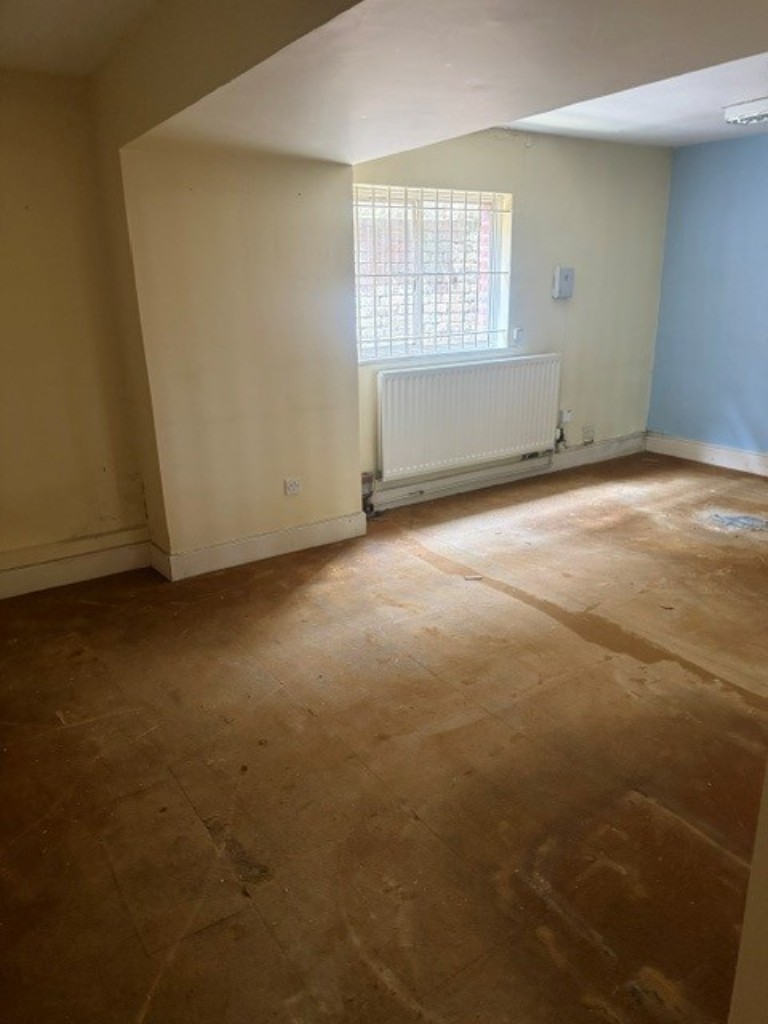 Lot: 75 - FREEHOLD TOWN CENTRE BUILDING WITH POTENTIAL - Ancillary space to the rear of the building